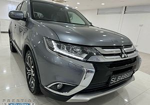 Mitsubishi Outlander 2.4 CVT Sunroof Facelift 2016 Grey Rear Entertaiment